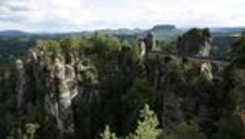 hubschrauber im einsatz: 18-jähriger stürzt in elbsandsteingebirge in eine schlucht