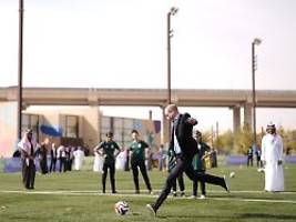 Keine Antwort auf Epstein-Frage: Prinz William geht in Saudi-Arabien mit Frauen kicken