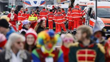 „Größter Einsatz im Jahr“: Jecken bereiten Rettungskräften Arbeit