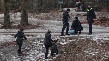 Schwan-Kadaver aus dem Eis des Landwehrkanals geborgen