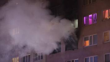 Verheerender Brand in Lichtenberger Hochhaus – Kinder müssen reanimiert werden