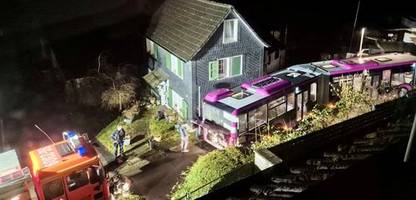 Solingen: Bus fährt in Sackgasse und kommt nicht wieder raus