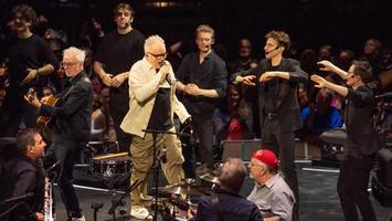 Herbert Grönemeyer verblüfft in Hamburg bei seinem Klassiker „Männer“