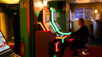 vermummter stürmt spielhalle in bahrenfeld und bedroht angestellten mit messer