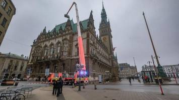 Feuerwehreinsatz am Rathaus – Bronzefigur stürzt aus 20 Metern auf Gehweg