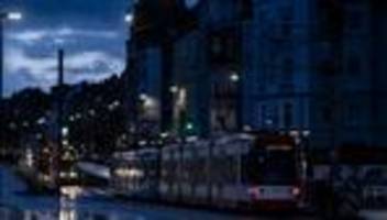 Gewaltsamer Angriff: Streit um lautes Telefonat - Handynutzer sticht auf Mann ein