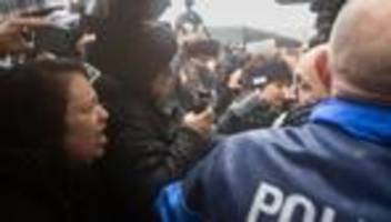 Silvesternachtsbrand: Schweiz: Polizei schützt Barbetreiber vor wütenden Familien