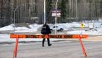 Tote Schüler und Lehrer: Angriff in Kanada - Verdächtige tötete Mutter und Bruder