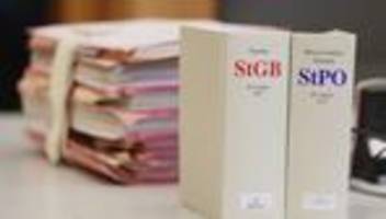 Tödlicher Beziehungsstreit: Tödlicher Stich ins Herz: Angeklagter bestreitet Absicht