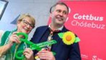 Weiberfastnacht: Narrenweiber mischen Cottbus auf und kappen Krawatten