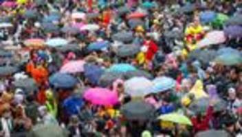 Weiberfastnacht: Straßenkarneval beginnt bei schlechtem Wetter