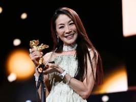 ehrung für ihr lebenswerk : michelle yeoh kommen bei berlinale-auftakt die tränen