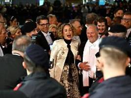 Panik-Attacke? : Sharon Stone verlässt Wiener Opernball fluchtartig