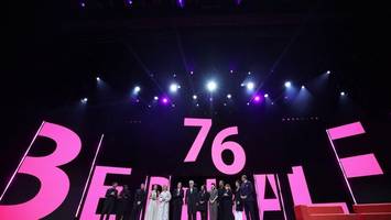 Berlinale-Eröffnungsgala: Der eine macht Urlaub, die andere vergießt Tränchen