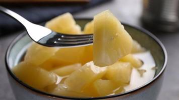 Ernährung gegen Falten: Welche Lebensmittel Dr. Riedl strikt meidet