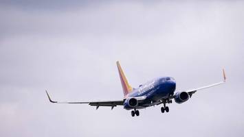 Massive Metallabplatzung: Boeing 737-700 muss wegen kaputtem Triebwerk notlanden