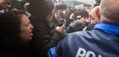 crans-montana: opferanwälte befragen barbetreiber, anwesende rufen »mörder«