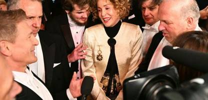 Sharon Stone verlässt »überwältigt« den Wiener Opernball – und kehrt zurück