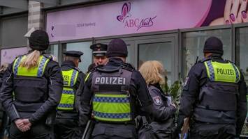 Schönheitssalons im Visier: Razzia in der Hamburger Innenstadt