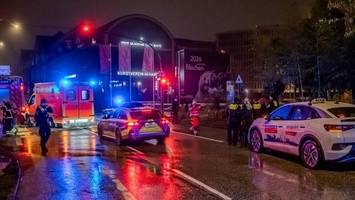 Zwei Personen laufen am Deichtorplatz vor Taxi – lebensgefährlich verletzt