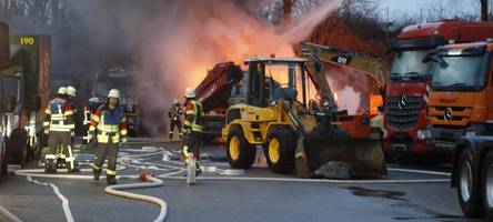 vier lastwagen fackeln lichterloh ab: das sagt die kripo zur brandursache