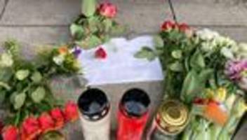 gedenken: blumen, kerzen, tränen: münchen erinnert an anschlags-opfer