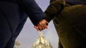 Menschen halt inne: Dresden-Gedenken: Tausende bilden Menschenkette