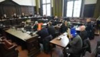 Prozessauftakt: Familienstreit eskaliert - Prozess gegen fünf Männer startet