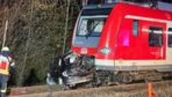 Unfälle: Kleinwagen zerdrückt: tödlicher Unfall mit S-Bahn
