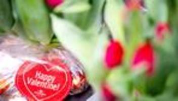 Valentinstag und Karneval: Handel rechnet mit 100 Millionen Euro Umsatz durch Festtage