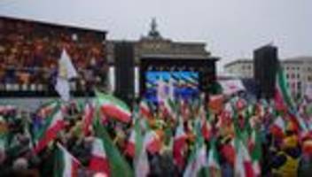 Wahrzeichen wird angestrahlt: Brandenburger Tor leuchtet heute für Freiheit im Iran