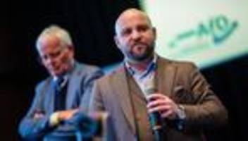 Über-Kreuz-Beschäftigungen: Zoff um Job für Angehörige – Kostet das Frohnmaier Prozente?