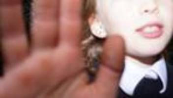 selbstbehauptung von mädchen: sich gegen typen wehren, aber als schulfach