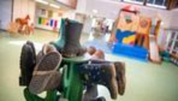 Studie: Mehrheit der Eltern beklagt Ausfälle bei Kinderbetreuung