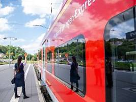 bespuckt, beleidigt, bedroht: zugbegleiterinnen: die angst fährt immer mit