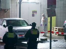 fahndung in hamburg: mann auf parkplatz erstochen - polizei muss klinik schützen