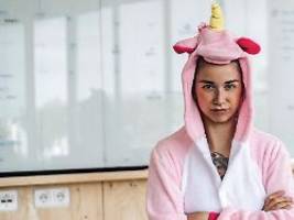 Frage aus dem Arbeitsrecht: Karneval: Kann mein Arbeitgeber mir ein Kostüm aufzwingen?