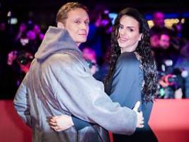 frieren in berlin: matthias schweighöfer und ruby o. fee geben ehepaar-debüt