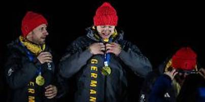 Kanzler am Handy weggedrückt : Bundesregierung reagiert auf Fauxpas des Gold-Helden