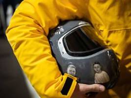 Olympias Moment der Schande: Wer sind die Menschen auf dem verbotenen Helm?