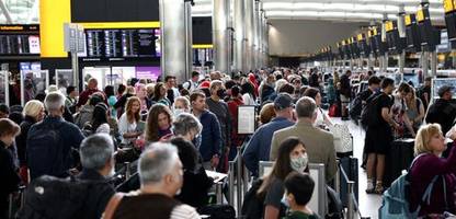 london - heathrow: links-rechts-verwirrung sorgt für gedränge am flughafen
