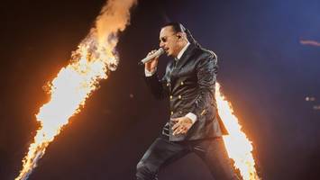 apache 207 in hamburg: atemberaubender flug mit viel feuer und pyro-technik