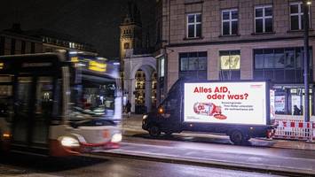LED-Truck erleuchtet Hamburger Jungfernstieg – was dahintersteckt
