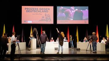 AfD-Verbot: Thalia Theater zeigt den „Prozess gegen Deutschland“