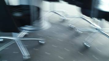 Mann (49) stiehlt Bürostühle für 20.000 Euro und würgt „kurz“ einen Detektiv