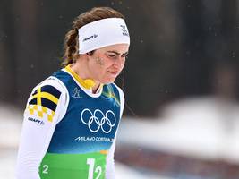 Sturz im Langlauf: Ebba Andersson rennt auf einem Ski die Loipe entlang