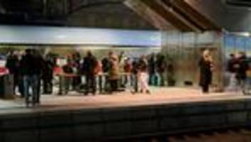 bahn-unpünktlichkeit: sitzend zu spät oder stehend pünktlich?