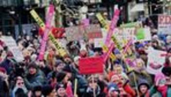 Demonstration: Tausende Menschen fordern Prüfung rechtsextremer Parteien