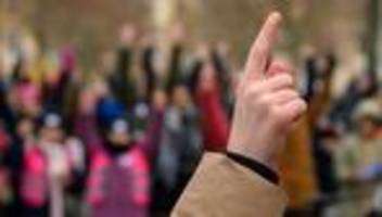 flashmob in vielen städten: tanzaktionen in städten - zeichen gegen gewalt an frauen