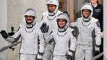 Forschen auf der Raumstation: Vier Astronauten mit Crew Dragon an ISS angekommen